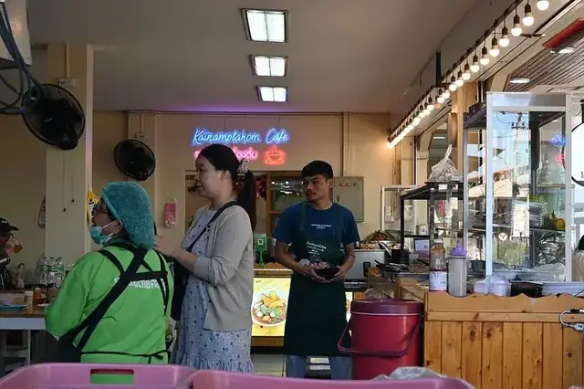 Ilustrasi suasana pagi sibuk di dalam kafe — bukan foto lokasi OGI